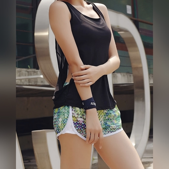 Women's Solid Black Cut Out, Double Layer Mesh Back Fitness Top - Picture 3 of 5